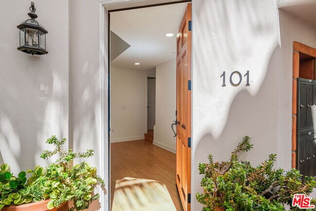 838 17th St in Santa Monica, CA - Foto de edificio - Building Photo
