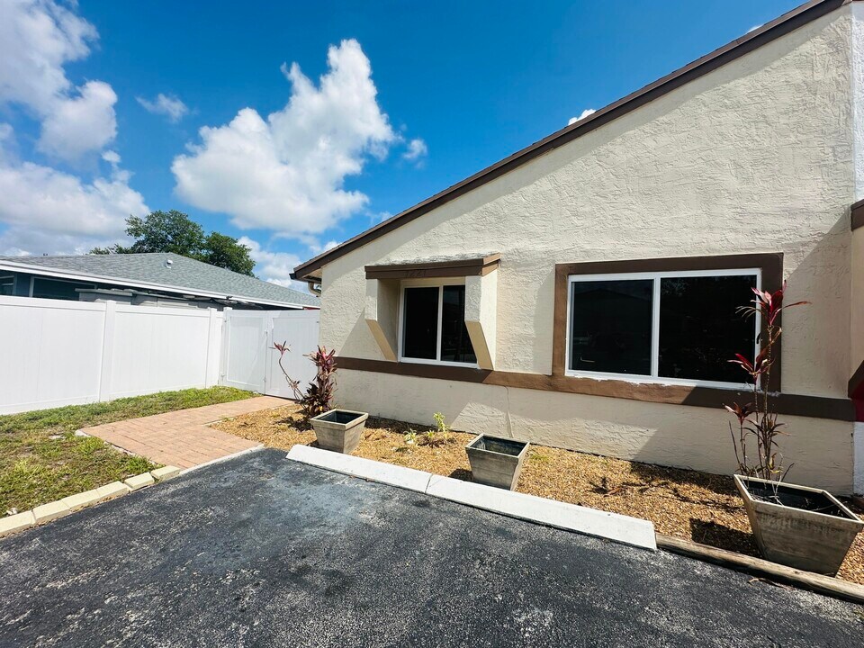 7221 SW 14th St in North Lauderdale, FL - Building Photo