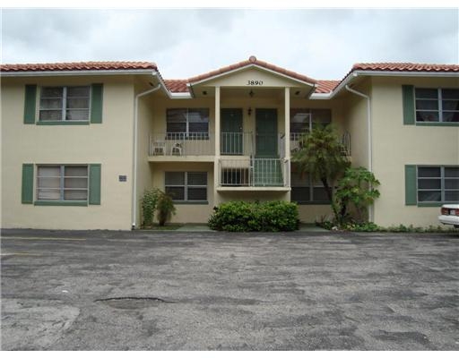 3880 Woodside Dr in Coral Springs, FL - Building Photo