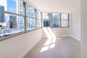 825 Brickell Bay Dr in Miami, FL - Building Photo - Building Photo