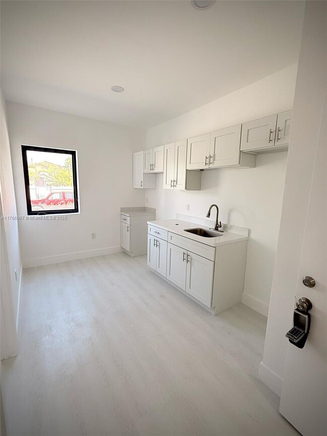 75 Glen Royal Pkwy in Miami, FL - Building Photo - Building Photo
