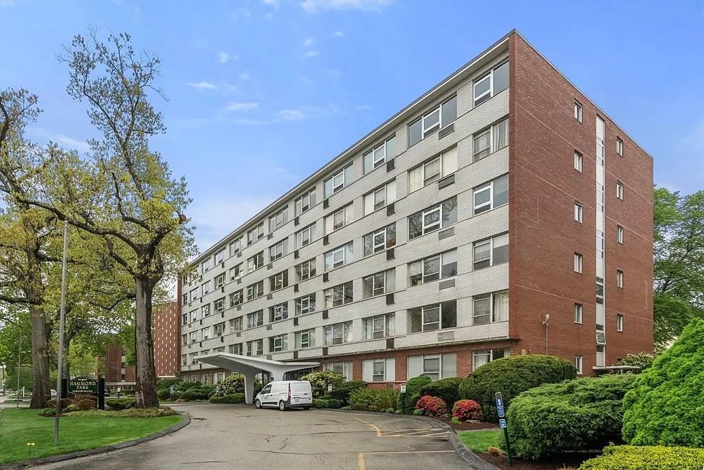 10 Hammond Pond Pkwy in Newton, MA - Building Photo