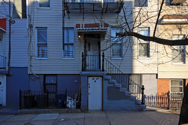 1867 Starr St in Flushing, NY - Foto de edificio - Building Photo