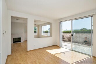 8727 Westmore Rd in San Diego, CA - Foto de edificio - Building Photo