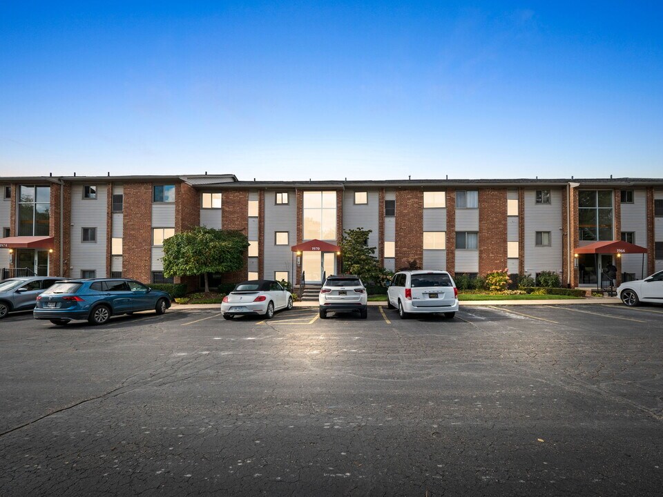 1970 Klingensmith Rd, Unit 8 in Bloomfield Township, MI - Building Photo
