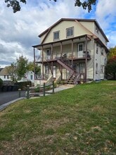 144 Pine St in Greenwich, CT - Foto de edificio - Building Photo