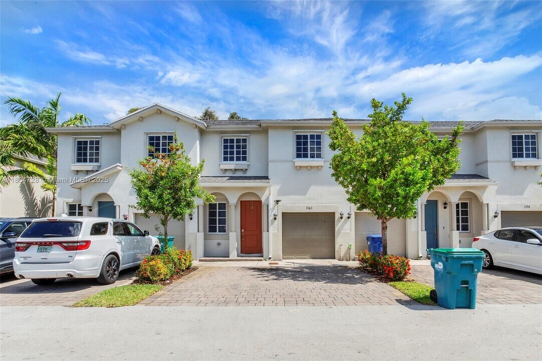 1363 NW 208th Terrace in Miami Gardens, FL - Building Photo