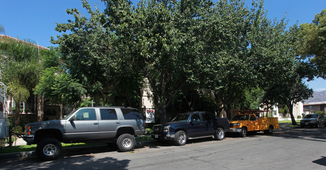 Windtree Brock Apt in Burbank, CA - Foto de edificio - Building Photo