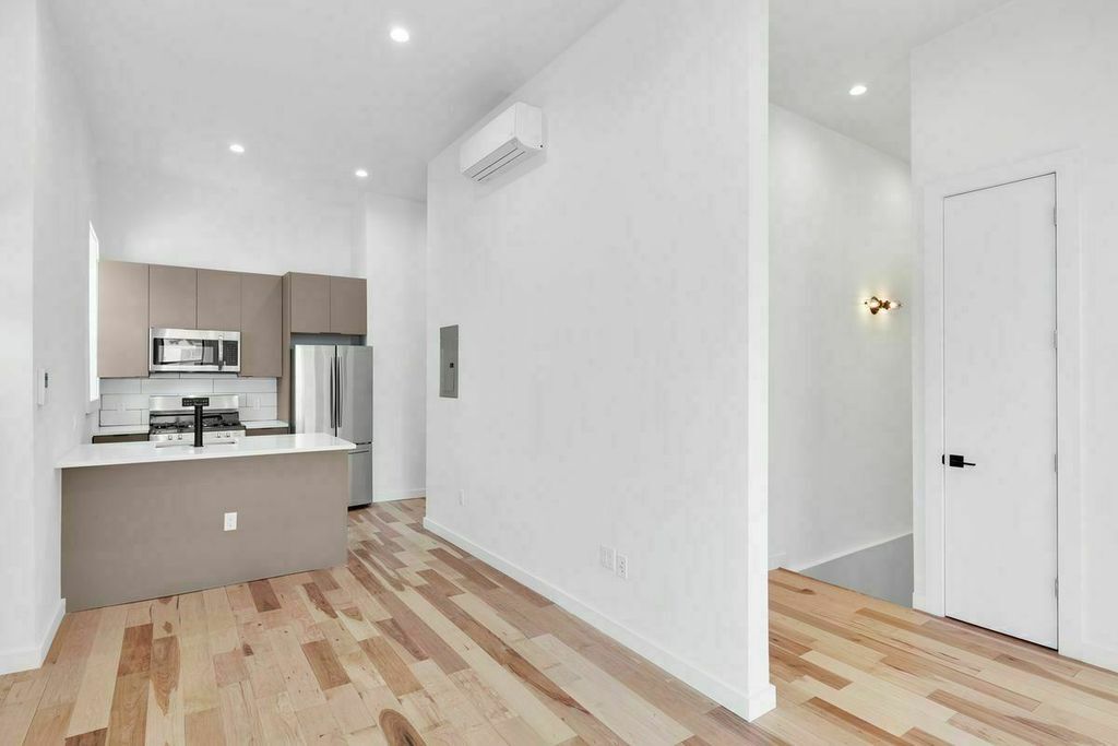 791 Onderdonk Ave, Unit 1R in Queens, NY - Building Photo