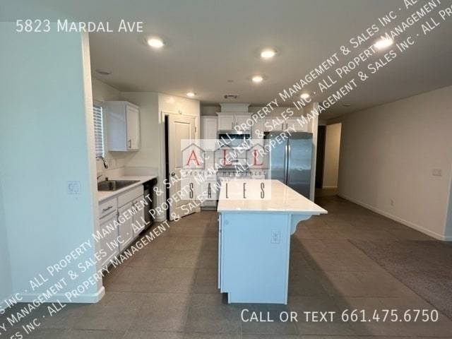 5823 Mardal Ave in Bakersfield, CA - Foto de edificio - Building Photo