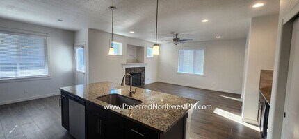 242 Rockcrest Dr in Lowell, OR - Building Photo - Building Photo