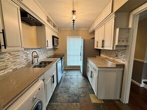 2041 Winrock Blvd in Houston, TX - Building Photo - Building Photo