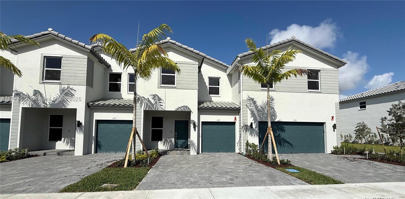 126 SW 184th Ave in Pembroke Pines, FL - Building Photo