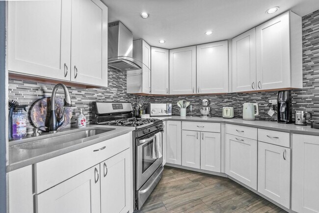 7002 JFK Blvd E-Unit -21B in West New York, NJ - Building Photo - Building Photo