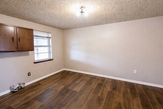 503 W Birch St in Denver City, TX - Foto de edificio - Building Photo