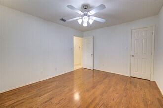 830 W Heights Hollow Ln in Houston, TX - Building Photo - Building Photo