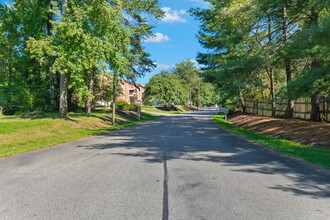 East Gate Apartments in Triangle, VA - Foto de edificio - Building Photo
