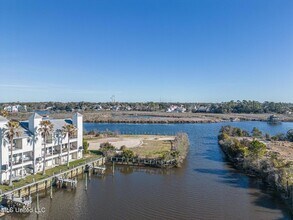 1400 Mill Rd, Unit 30 in Gulfport, MS - Foto de edificio - Building Photo