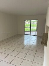 3199 Foxcroft Rd in Miramar, FL - Foto de edificio - Building Photo