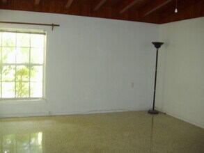 3761 Crawford Ave in Miami, FL - Foto de edificio - Building Photo