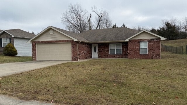 495 Edwards Dr in Holts Summit, MO - Foto de edificio - Building Photo