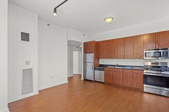 235 W Van Buren St in Chicago, IL - Building Photo - Building Photo