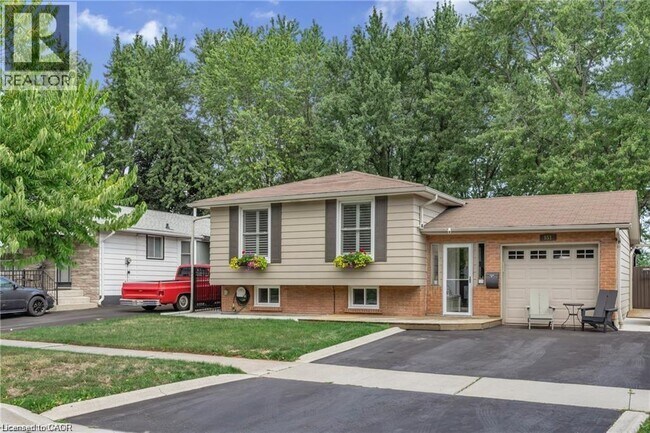 551 Chamberlain Rd in Burlington, ON - Building Photo - Building Photo