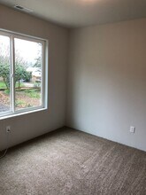 1737 SE Kane St in Roseburg, OR - Building Photo - Building Photo