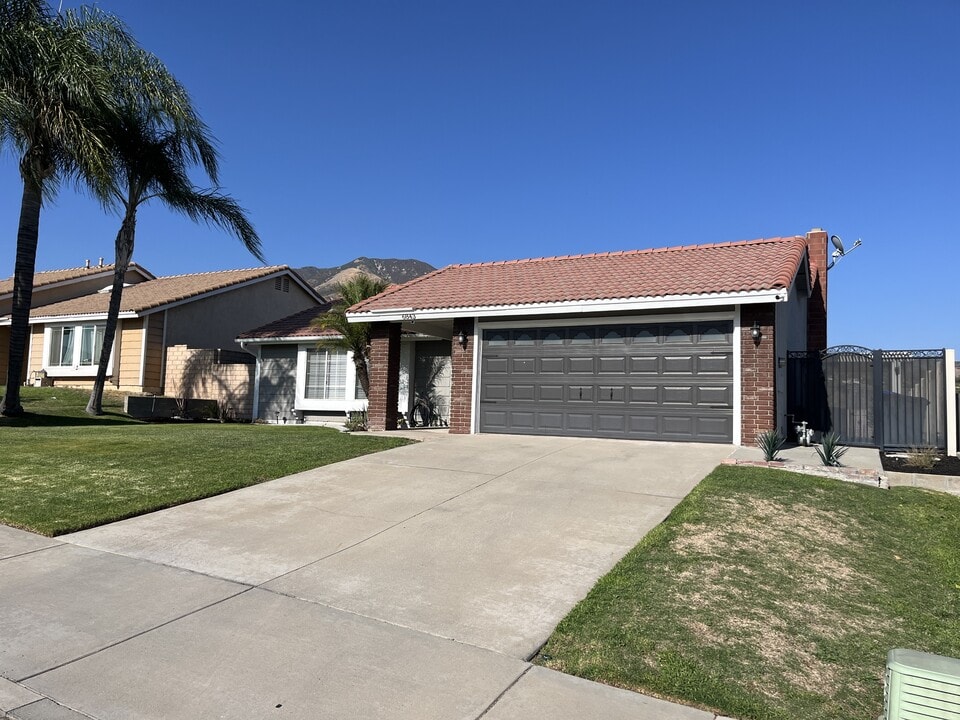 6843 Grove Ave in Highland, CA - Building Photo