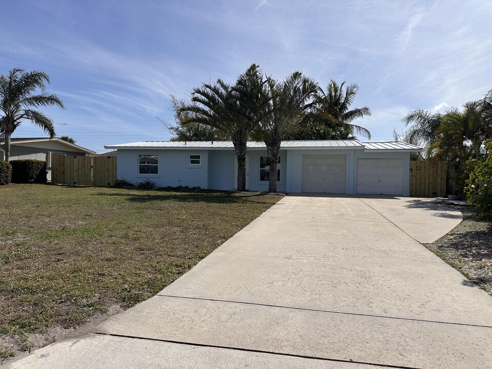 1612 NE South St in Jensen Beach, FL - Building Photo