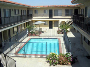 Villa Adriana Apartments in Hawthorne, CA - Building Photo - Building Photo