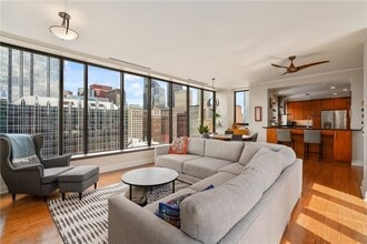 151 Fort Pitt Blvd, Unit 1703 in Pittsburgh, PA - Building Photo - Building Photo