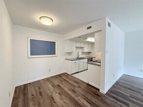 2124 Burton Dr in Austin, TX - Building Photo - Building Photo