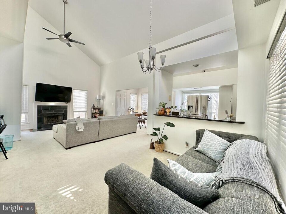 4501 Hazeltine Ct-Unit -D in Alexandria, VA - Building Photo