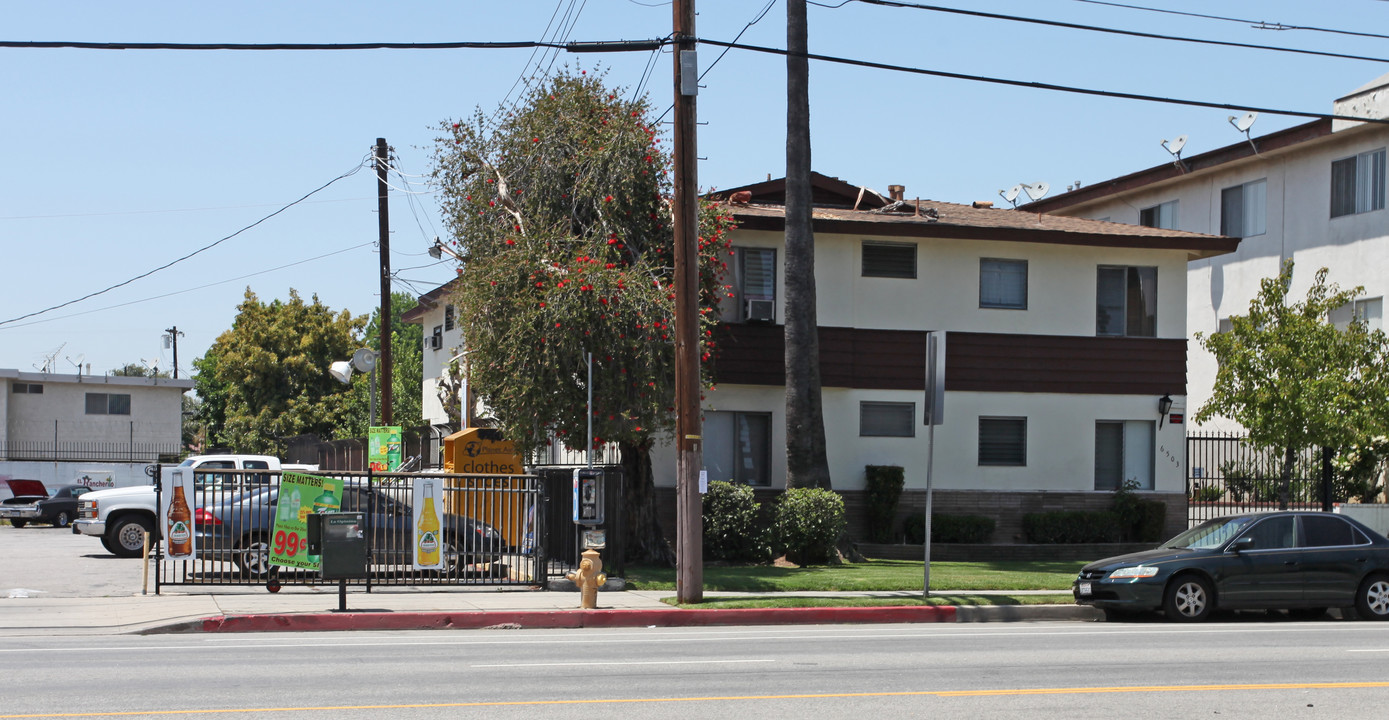 6503 Woodman Ave in Van Nuys, CA - Building Photo