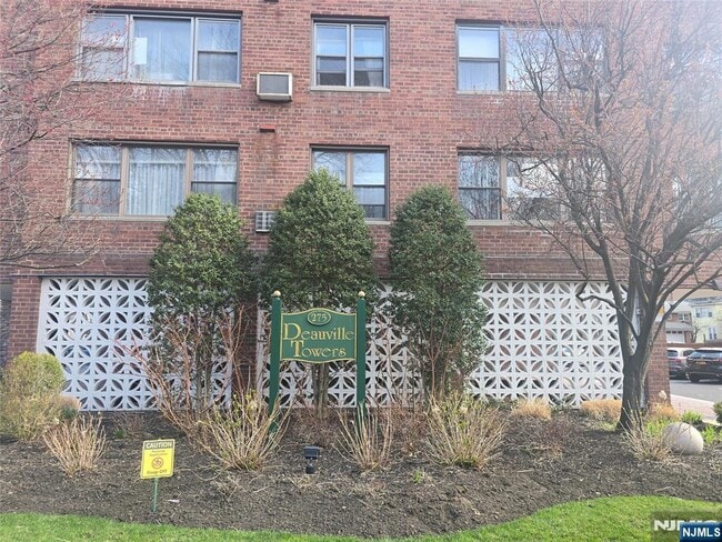 275 Hoym St in Fort Lee, NJ - Building Photo - Building Photo