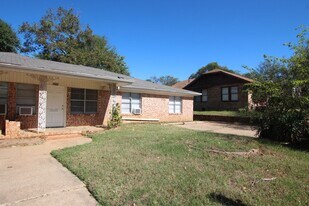 1424 E Houston St in Tyler, TX - Building Photo