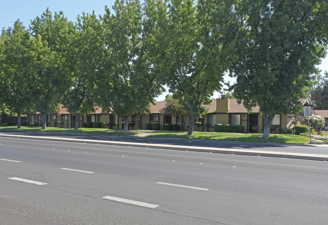 Yardley Gardens in Merced, CA - Building Photo