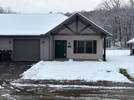 2729 Barnhill Rd SE in New Philadelphia, OH - Building Photo