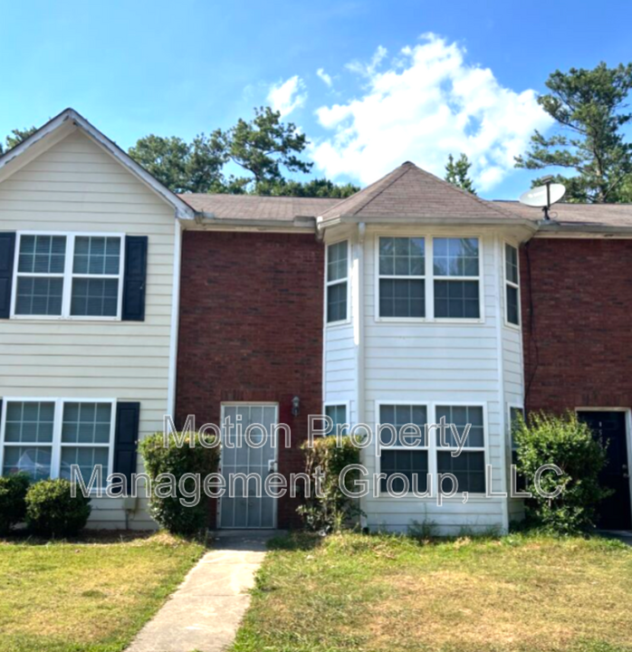 5556 Pineridge Ct in Forest Park, GA - Building Photo