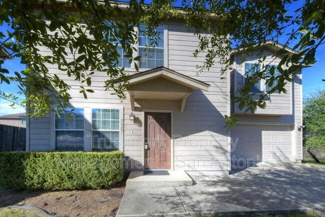 7927 Horse Hollow in San Antonio, TX - Building Photo - Building Photo