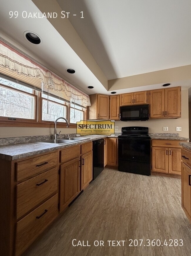 99 Oakland St in Waterville, ME - Building Photo - Building Photo