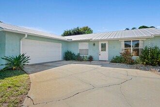 9032 SE Sandridge Ave in Hobe Sound, FL - Building Photo - Building Photo