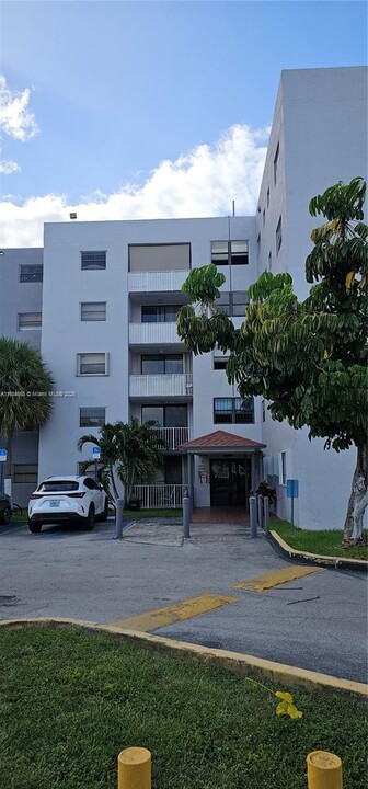 8145 NW 7th St, Unit 114 in Miami, FL - Building Photo