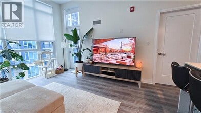 10 Concord Pl in Grimsby, ON - Building Photo - Building Photo