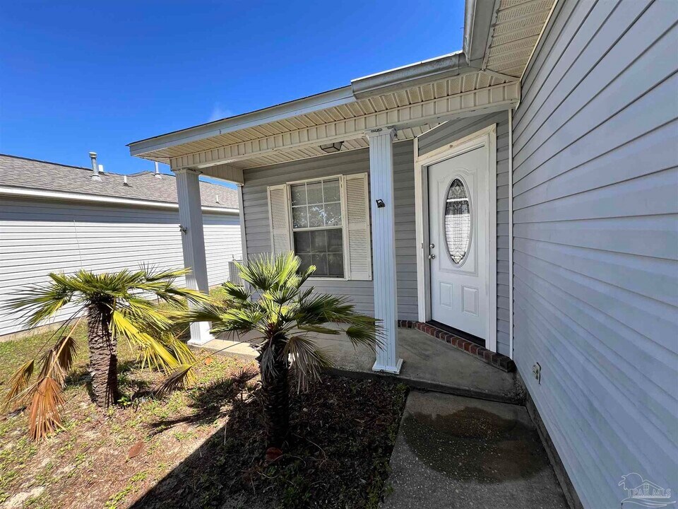 7610 Chablis Cir in Navarre, FL - Building Photo