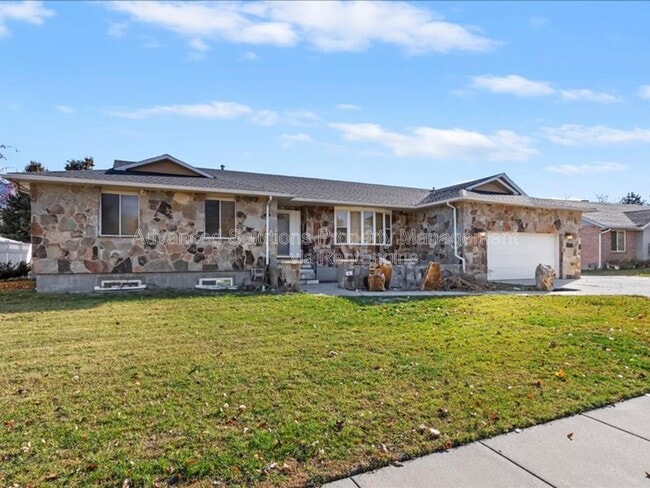 6837 Creekcove Way in Midvale, UT - Foto de edificio - Building Photo