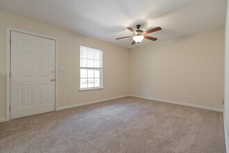 Lyndon Crossings Apartments in Lyndon, KY - Foto de edificio - Interior Photo