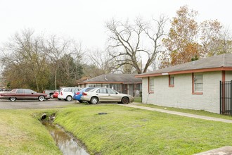 Phlox Willow Apartments in Houston, TX - Building Photo - Building Photo