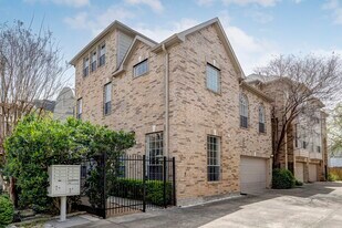 5207 Blossom St in Houston, TX - Building Photo